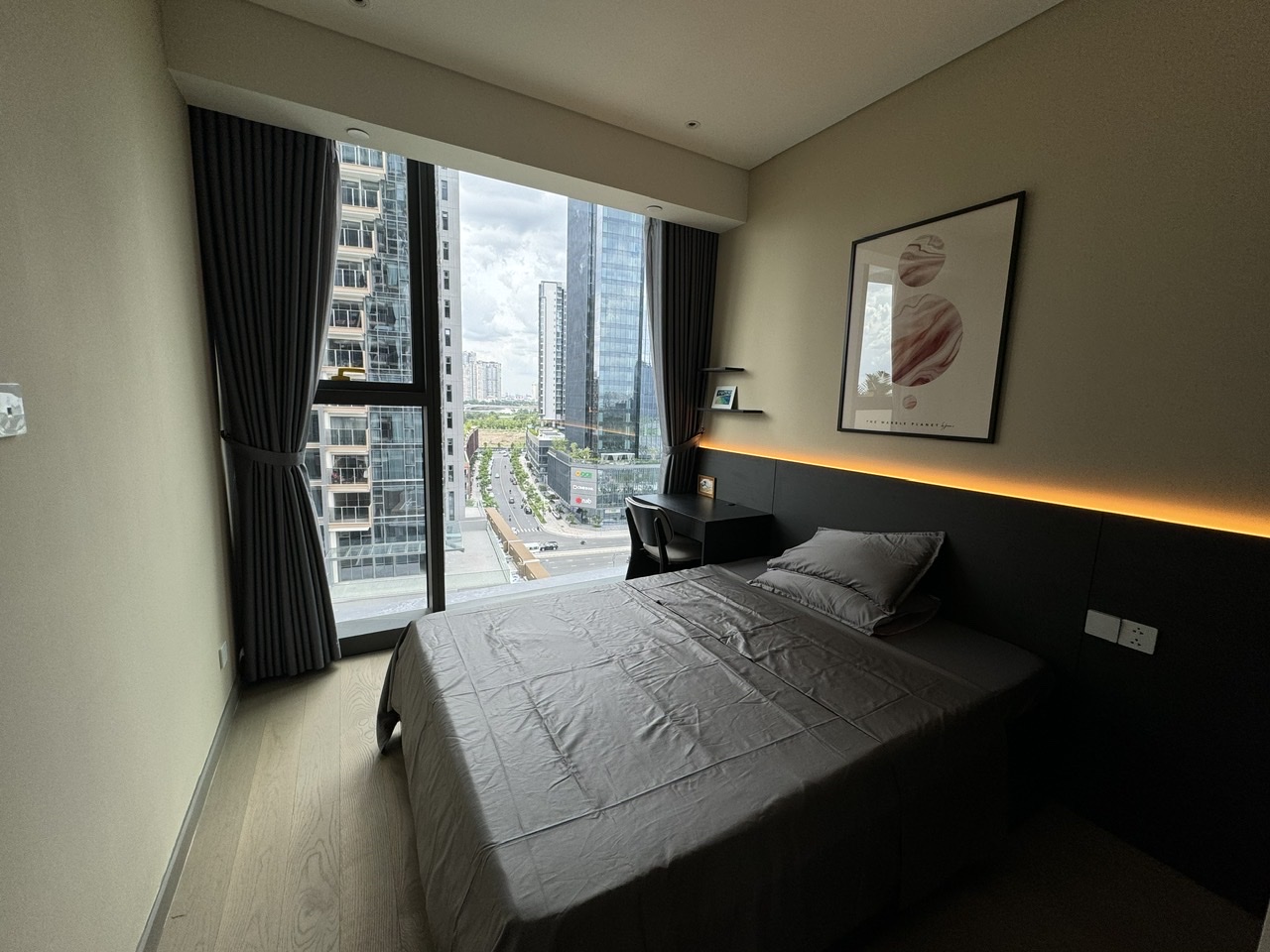 CHO THUÊ CĂN HỘ 2 PHÒNG NGỦ OPERA RESIDENCE – VIEW HỒ BƠI, NỘI THẤT CAO CẤP, GIÁ ƯU ĐÃI 1. Thông tin căn hộ Diện tích: 71m² Kết cấu: 2 phòng ngủ, 2 phòng tắm, phòng khách rộng rãi, bếp mở hiện đại View: Hướng trực diện tiện ích nội khu, hồ bơi Opera Residence Nội thất: Hoàn thiện đầy đủ, cao cấp, chỉ cần dọn vào ở ngay 2. Giá thuê & ưu đãi đặc biệt Giá thuê tiêu chuẩn: 50 triệu/tháng Ưu đãi đặc biệt: Giảm còn 45 triệu/tháng nếu chỉ ở 2 người 3. Lợi ích khi thuê căn hộ Opera Residence Không gian sống đẳng cấp với sự riêng tư, yên tĩnh giữa lòng đô thị sầm uất Tiện ích nội khu chuẩn 5 sao: hồ bơi, phòng gym, sauna, khu BBQ, lounge, an ninh 24/7 Vị trí vàng tại Thủ Thiêm, kết nối nhanh đến Quận 1, Quận 4, Bình Thạnh chỉ trong 5-10 phút Nội thất sang trọng, thiết kế theo phong cách hiện đại, đảm bảo sự thoải mái tối đa Liên hệ: Mai Uyên – 0905007503 để xem nhà thực tế. Opera Residence – Không gian sống sang trọng, tiện ích đẳng cấp ngay trung tâm Thủ Thiêm.